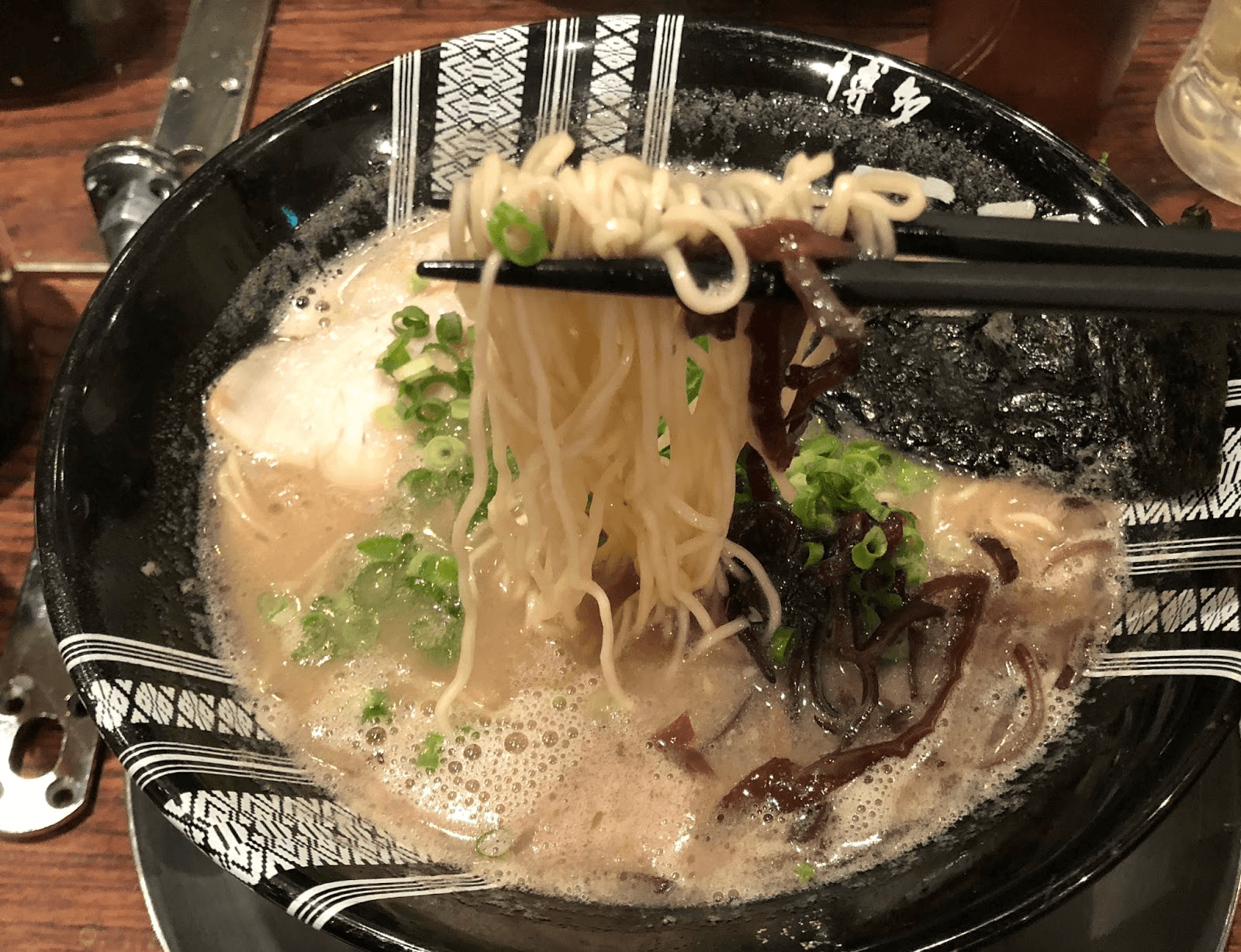 福岡「一雙拉麵」實測！解析飄散著氣味卻令人上癮的「泡系湯頭」拉麵