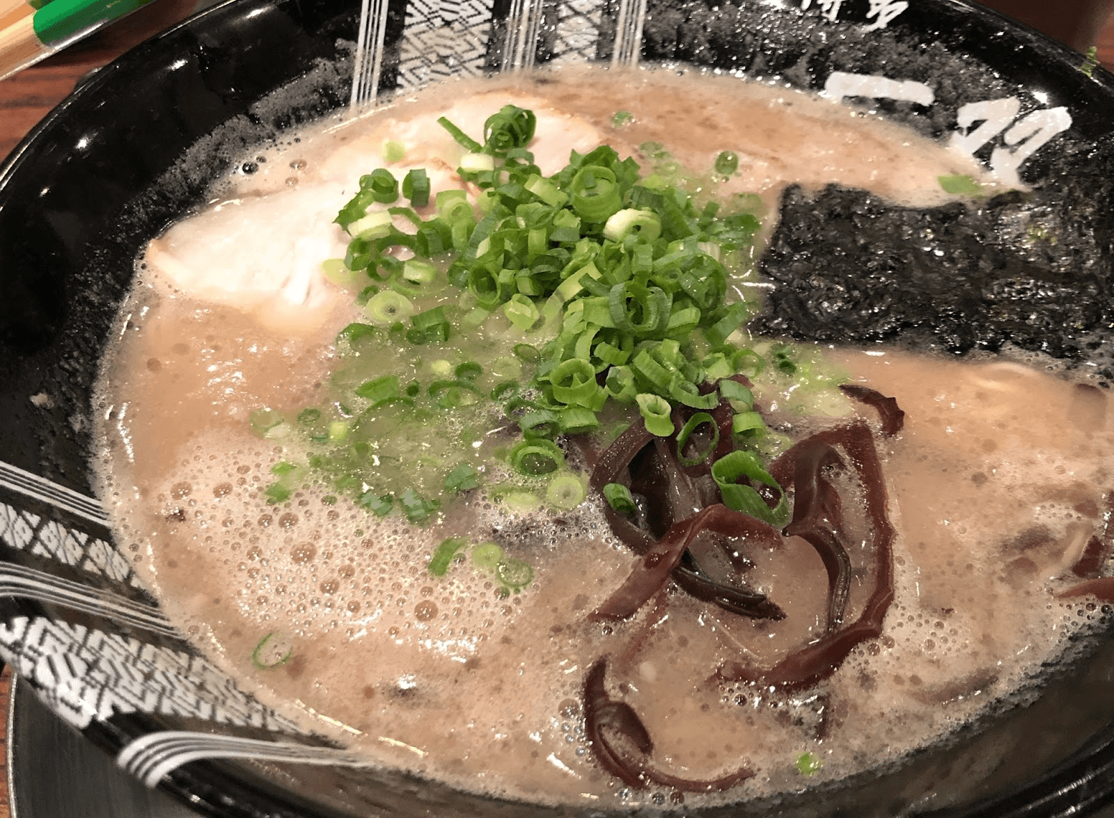 후쿠오카 잇소 라멘 후기 – 냄새는 독특하지만, 한 번 먹으면 빠져드는 맛의 비밀